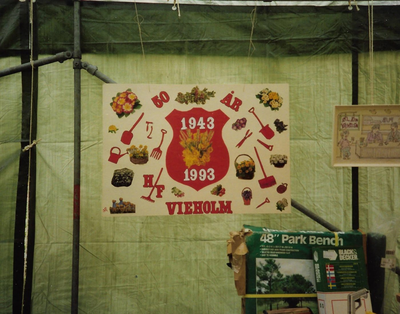 Jubilæumsskiltet ophængt i festteltet 1993