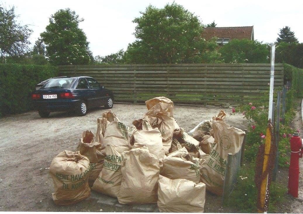 Kompostsække ved parkeringspladsen